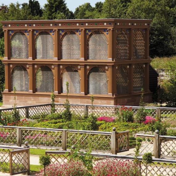Elizabethan Gardens at Kenilworth castle 800x500
