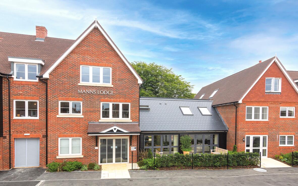 Manns Lodge Cranleigh front elevation 1920x1080   No signage
