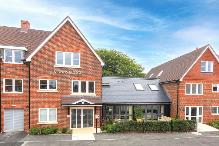 Manns Lodge Cranleigh front elevation 1920x1080   No signage
