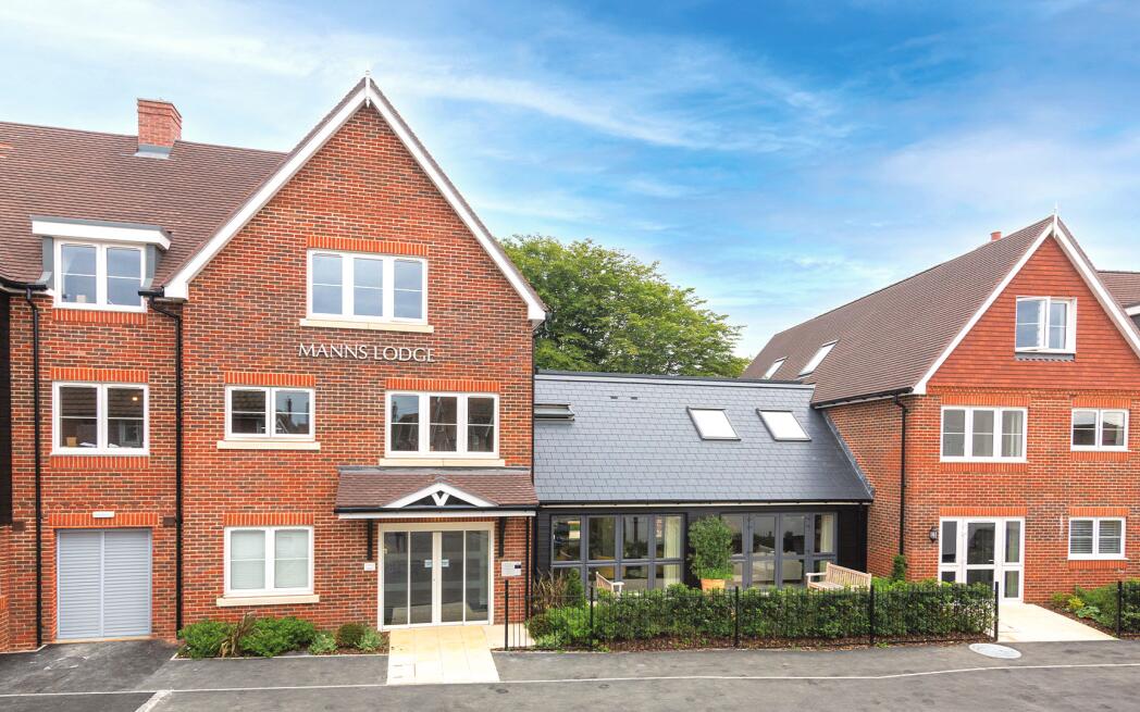 Manns Lodge Cranleigh front elevation 1920x1080   No signage