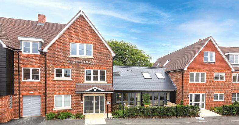 Manns Lodge Cranleigh front elevation 1920x1080   No signage