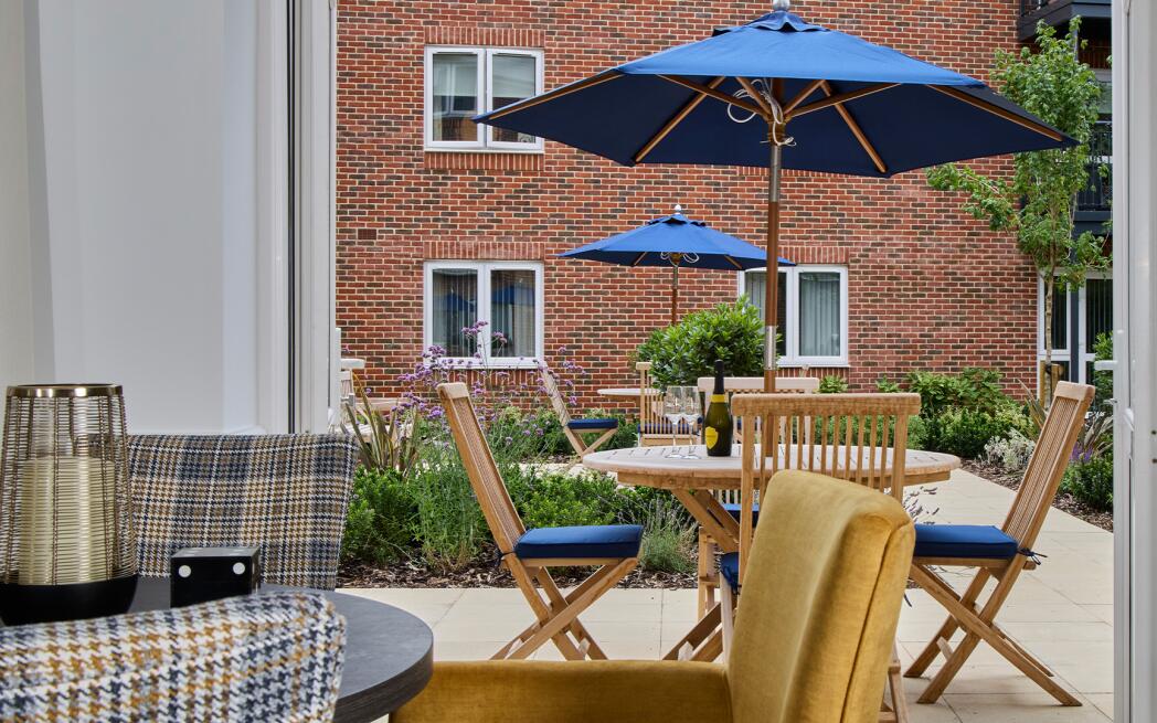 Owners Lounge and gardens at Edwina Mountbatten Lodge, Romsey 1920x1080
