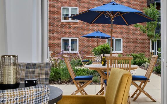 Owners Lounge and gardens at Edwina Mountbatten Lodge, Romsey 1920x1080