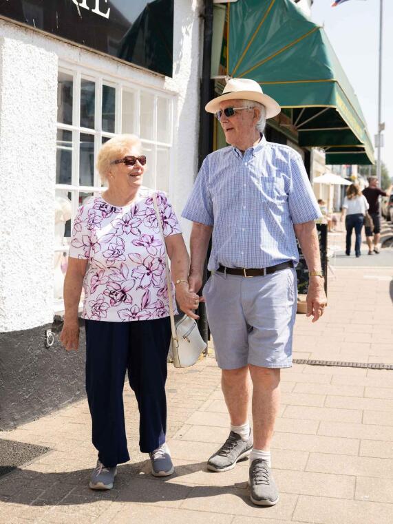 Customer walking 1500x2000