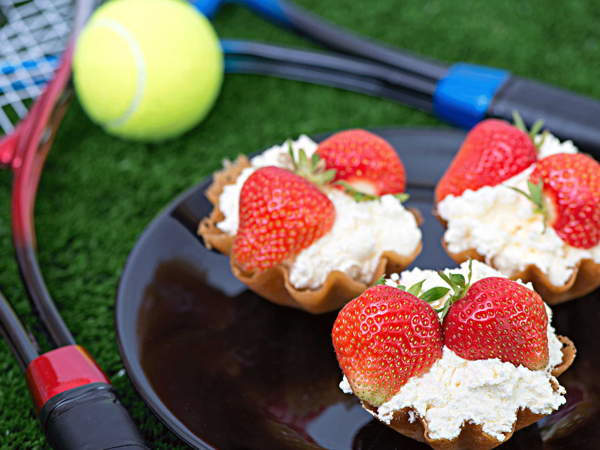 Tennis-and-strawberries_1920_x_1440